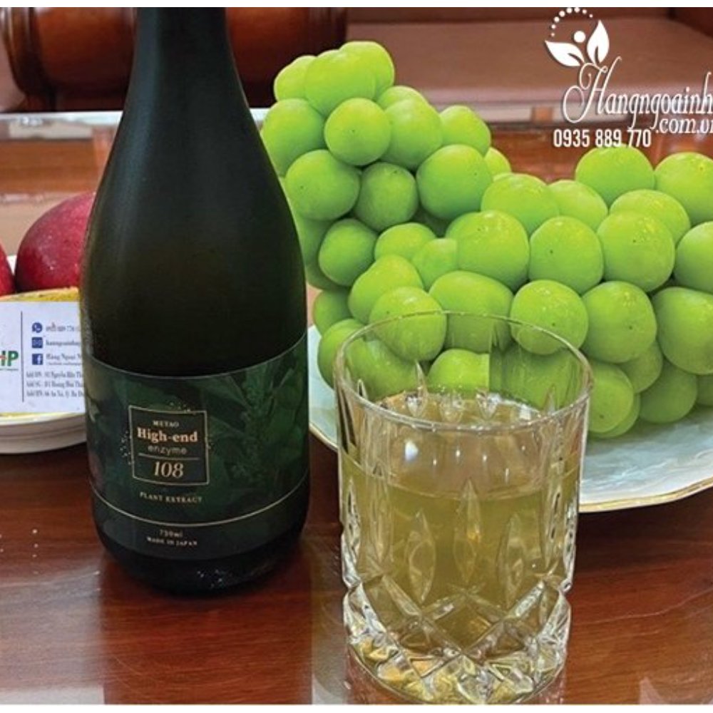 Thương hiệu: TH true JUICE.Dung tích: 350ml.Bao bì: Đóng gói trong chai nhựa tiện lợi với thiết kế cổ chai rộng hiện đại, mang đến trải nghiệm uống sảng khoái và dễ dàng mang theo khi đi học, đi làm.Công nghệ: Sản xuất trên dây chuyền khép kín hiện đại từ CHLB Đức, áp dụng công nghệ tiệt trùng và chiết rót vô trùng giúp lưu giữ tối đa cấu trúc dinh dưỡng và hương vị nguyên bản.Thành phần và Hương vịThành phần: 99,94% nước cam ép cô đặc tự nhiên và hương cam tự nhiên.Hương vị: Vị chua ngọt cân bằng, thanh mát đặc trưng của cam tươi, vô cùng sảng khoái mà không bị gắt.Cam kết: Hoàn toàn không bổ sung đường, không chứa chất bảo quản và không sử dụng phụ gia nhân tạo.Công dụng nổi bật cho sức khỏeTăng cường hệ miễn dịch: Hàm lượng vitamin C dồi dào giúp kích thích sản sinh tế bào bạch cầu, nâng cao sức đề kháng bảo vệ cơ thể khỏi các tác nhân gây bệnh.Chống oxy hóa mạnh mẽ: Giàu polyphenols và các hợp chất thực vật giúp ngăn ngừa lão hóa tế bào, nuôi dưỡng làn da sáng khỏe từ bên trong.Bổ sung khoáng chất thiết yếu: Cung cấp Kali, Magie và Folat tự nhiên giúp cân bằng điện giải, hỗ trợ hệ tim mạch và giảm mệt mỏi cơ bắp.Nạp năng lượng tức thì: Cung cấp khoảng 46 kcal / 100ml, giúp cơ thể nhanh chóng phục hồi thể lực sau khi vận động hoặc làm việc mệt mỏi.Hướng dẫn sử dụng và Bảo quảnThưởng thức: Lắc đều trước khi uống. Sản phẩm ngon hơn rất nhiều khi uống lạnh.Bảo quản: Để nơi khô ráo, thoáng mát, tránh ánh nắng trực tiếp. Sau khi mở nắp, bắt buộc bảo quản lạnh ở nhiệt độ 4 - 10 độ C và sử dụng hết trong vòng 24 giờ.