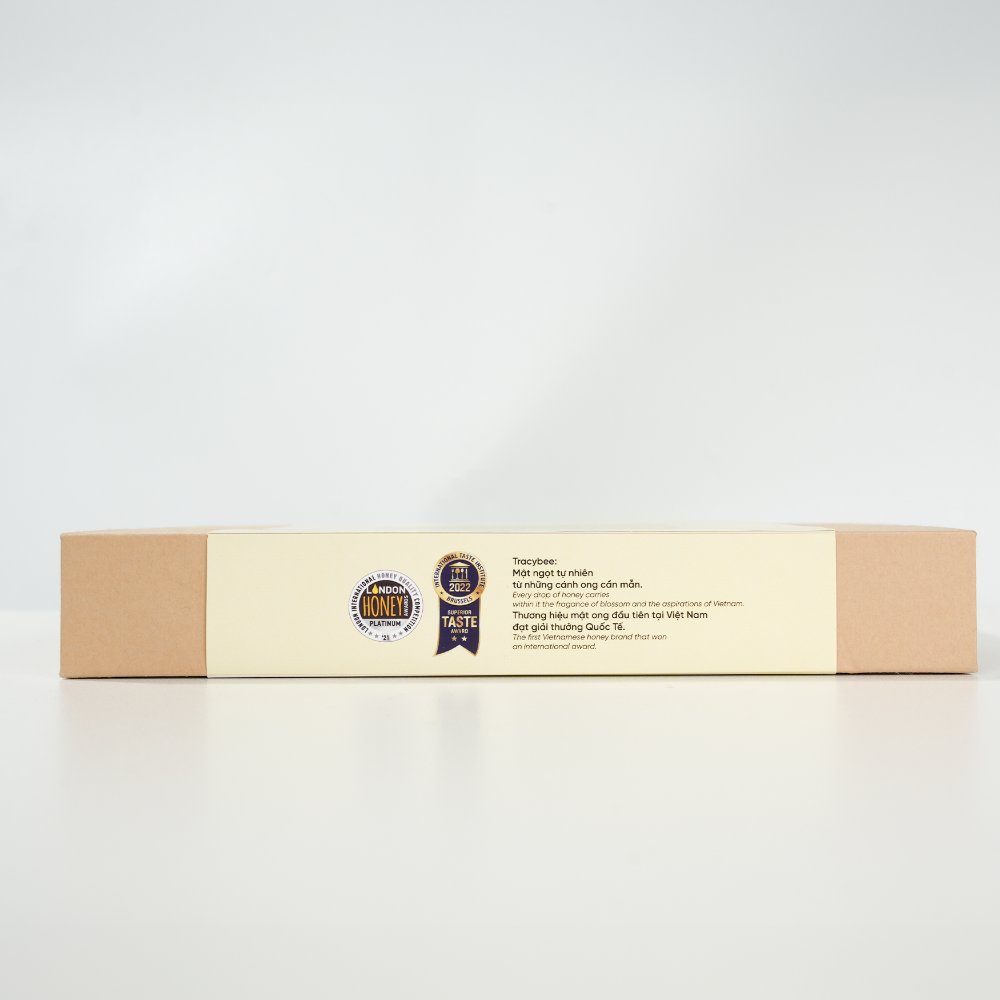 Hộp Quà Di Sản Mật Ong Nguyên Chất Tracybee 3 Vị là bộ sưu tập quà tặng cao cấp mang đậm nét đẹp văn hóa Việt Nam. Bộ sản phẩm kết hợp hoàn mỹ giữa 3 dòng mật ong đơn hoa thượng hạng, là món quà sức khỏe ý nghĩa và tinh tế dành tặng người thân, đối tác hoặc bạn bè quốc tế.